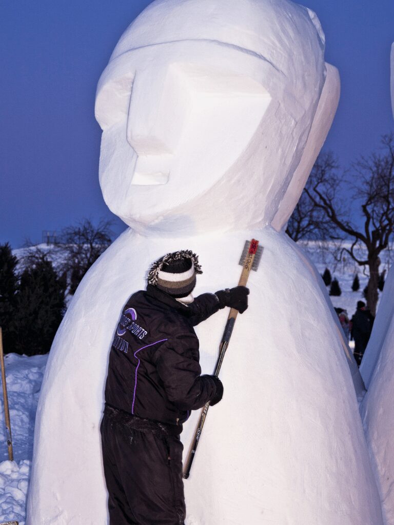 ケベックウィンターカーニバルの雪像を作る人