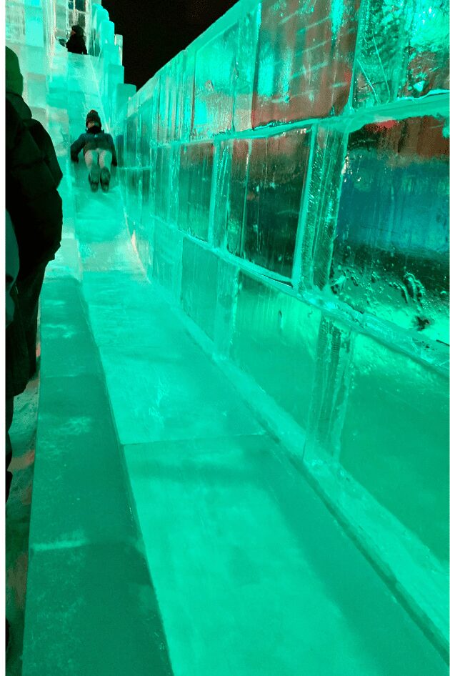 氷の宮殿内の氷の滑り台
